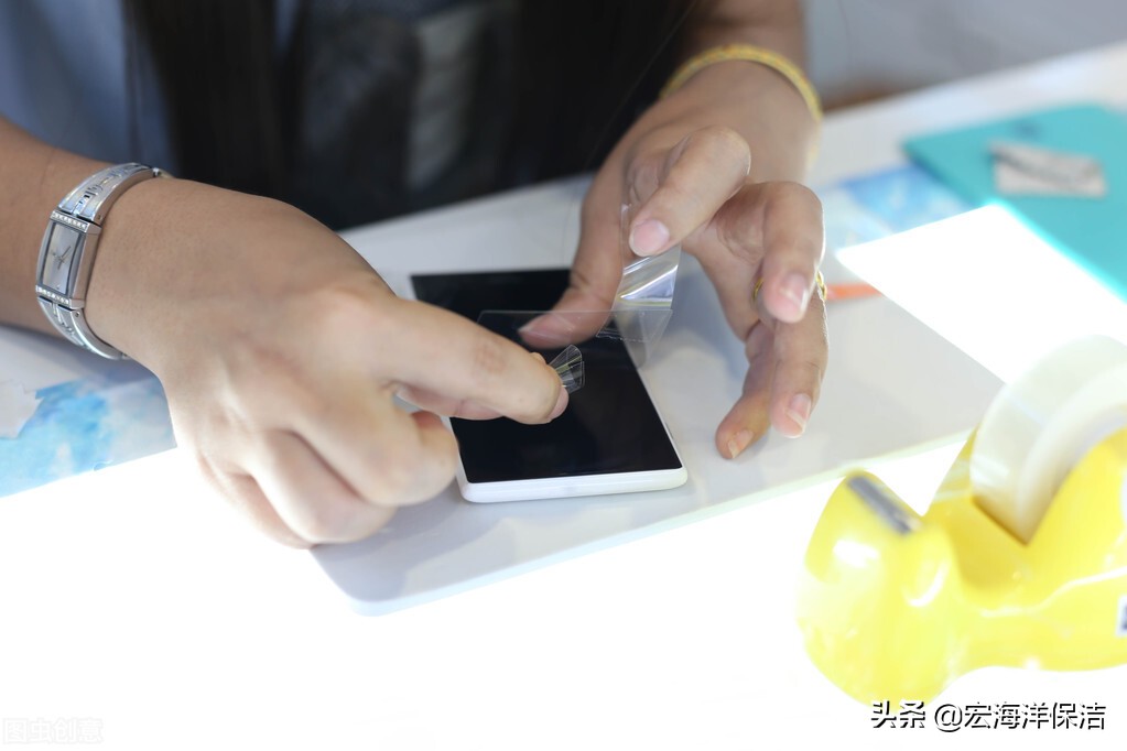玻璃貼膜內(nèi)的氣泡怎么去除？