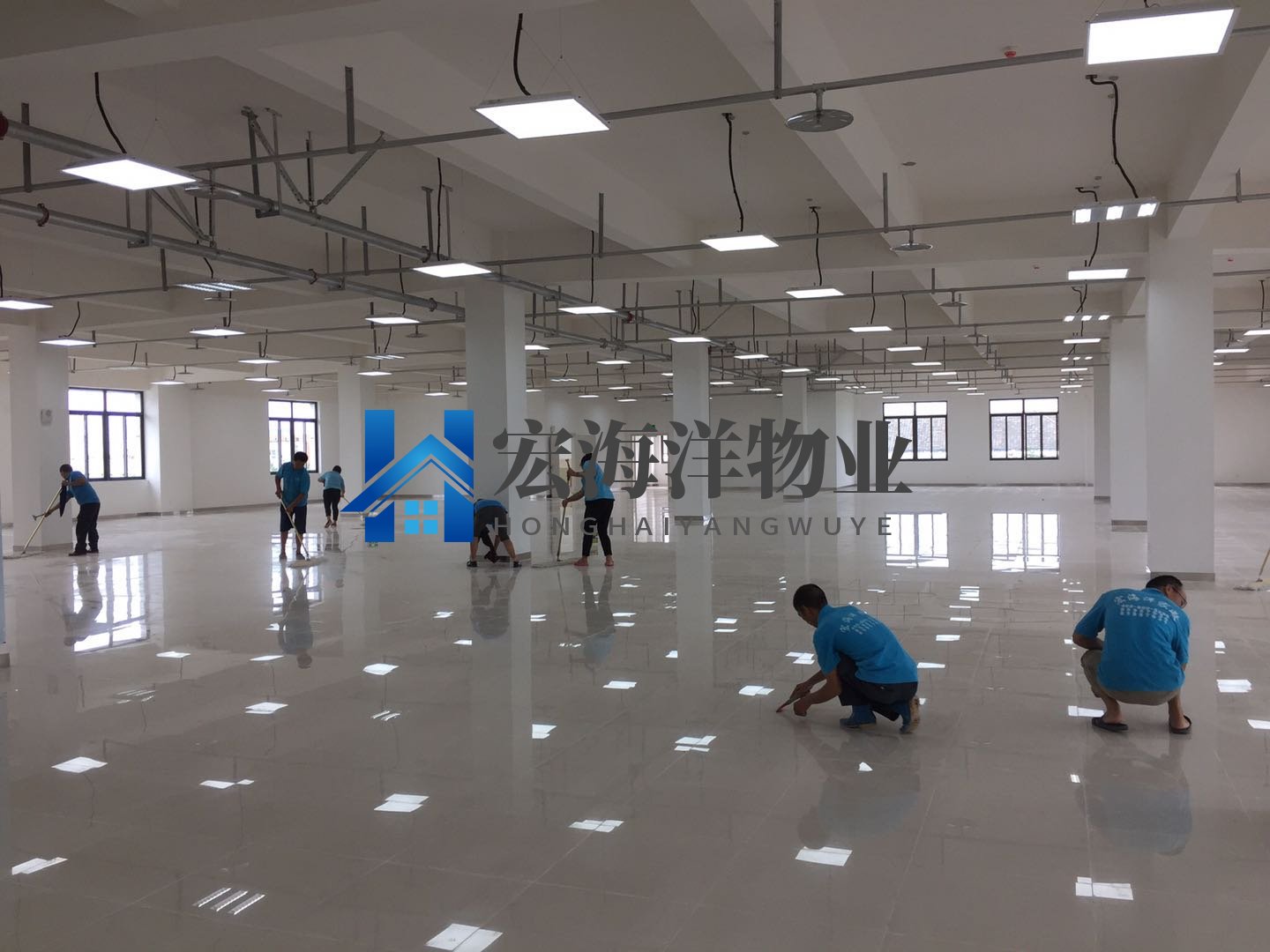 成都工程保潔宏海洋關(guān)于清洗窗戶玻璃外沿